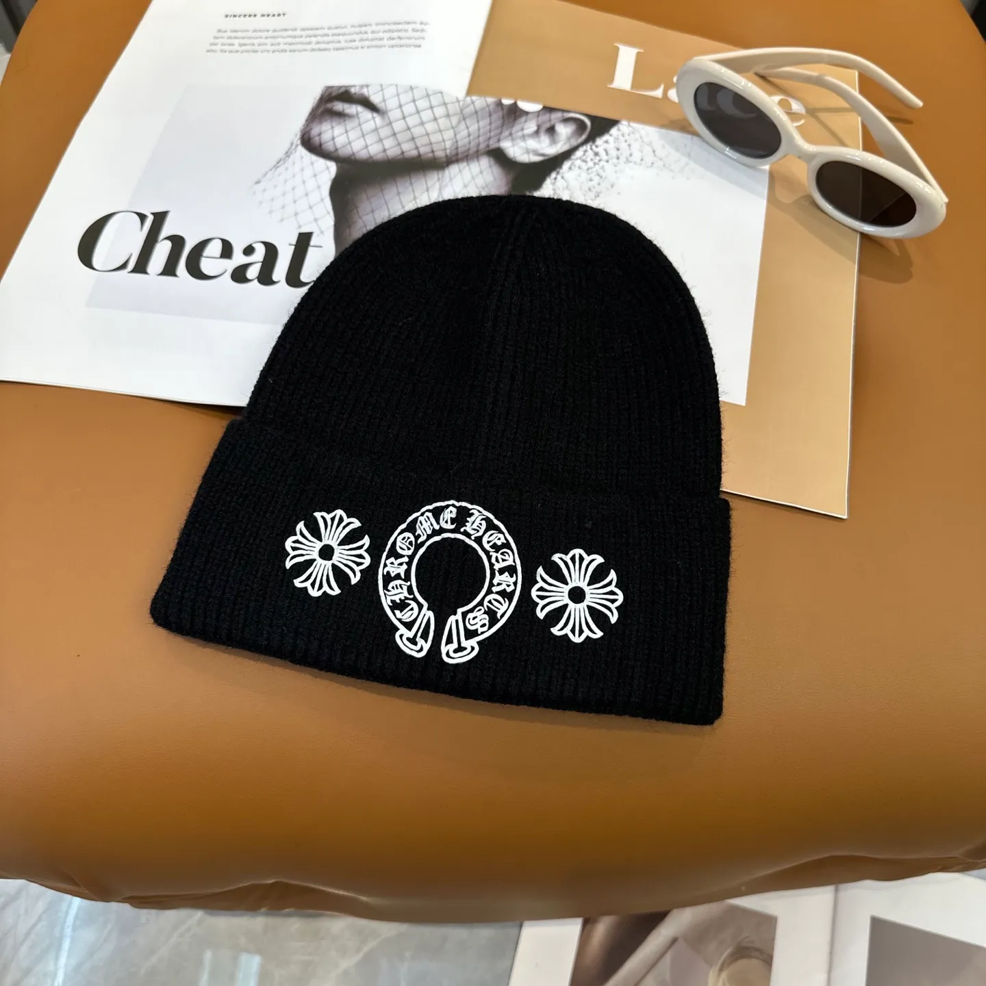 P50 🤍Chrome hearts new autumn and winter cross knitted hat🧶 One of the must-have hats in autumn and winter~ It really looks good on whoever wears it~, it is also a perfect match in black and white and gray in autumn~
